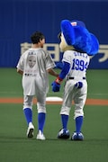 左から佐野岳、ドアラ。