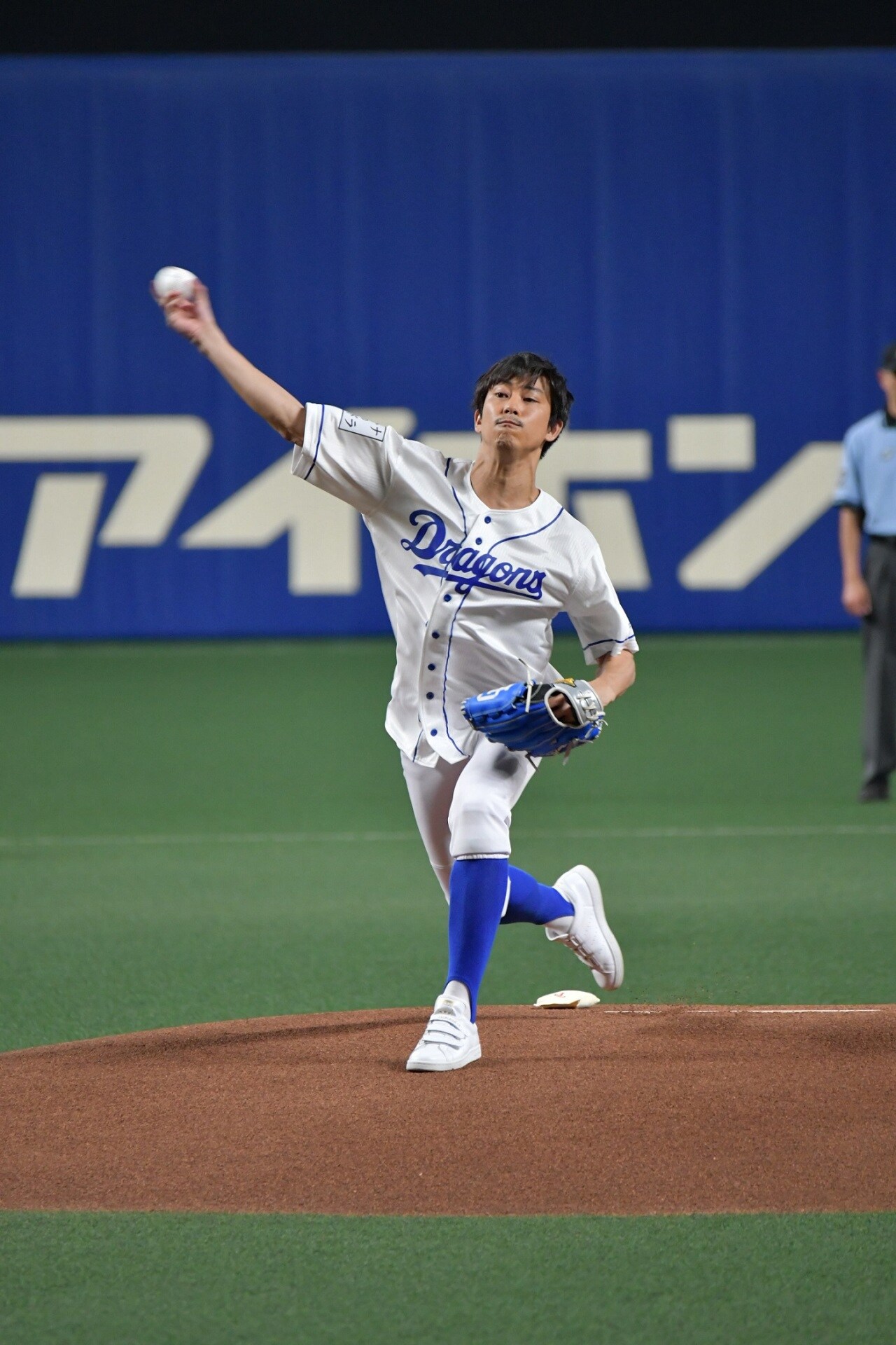 佐野岳が始球式で111kmの投球、高校の先輩・中日ドラゴンズ祖父江大輔と交流