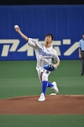 始球式に登壇した佐野岳。