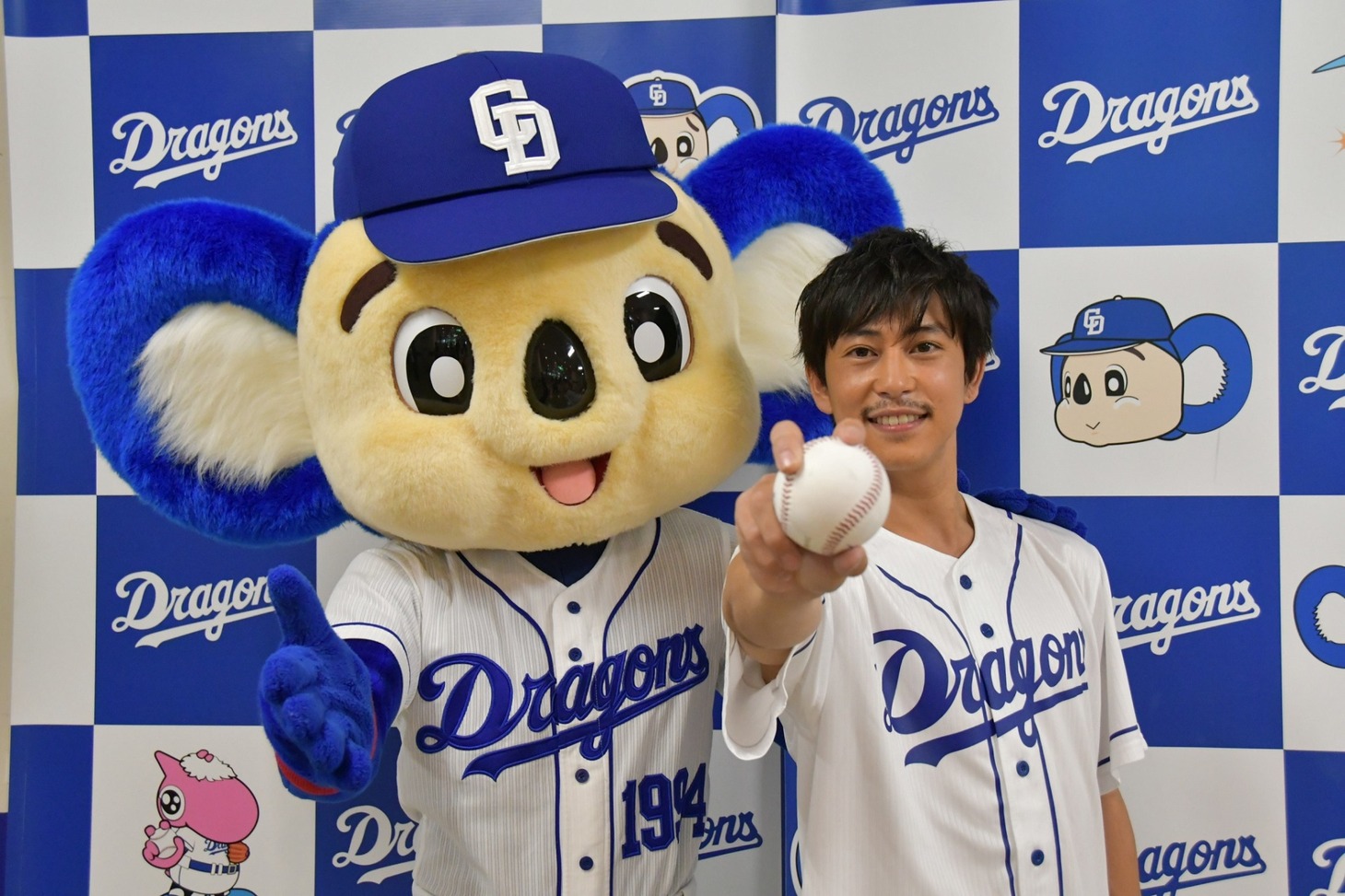 左からドアラ、佐野岳。