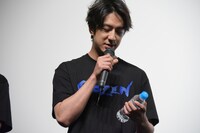 ステージ上にミネラルウォーターを持ってきてしまった松本寛也。