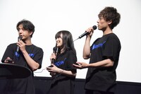 クイズ対決に挑む松本寛也（左）、優希美青（中央）、元木聖也（右）。