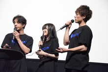 クイズ対決に挑む松本寛也（左）、優希美青（中央）、元木聖也（右）。