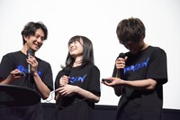 クイズ対決に挑む松本寛也（左）、優希美青（中央）、元木聖也（右）。