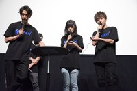 クイズ対決に挑む松本寛也（左）、優希美青（中央）、元木聖也（右）。