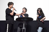 クイズ対決にて、司会にヒントをもらって正解した優希美青（右）。