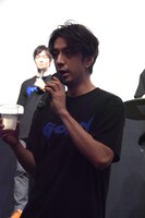 罰ゲームとして、センブリ茶を飲む松本寛也。