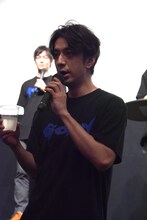罰ゲームとして、センブリ茶を飲む松本寛也。