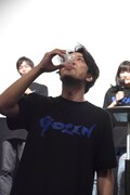 罰ゲームとして、センブリ茶を飲む松本寛也。