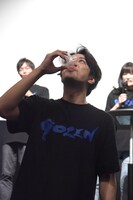 罰ゲームとして、センブリ茶を飲む松本寛也。