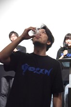 罰ゲームとして、センブリ茶を飲む松本寛也。