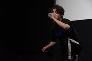 センブリ茶を飲んだあと、水で口直しする松本寛也。