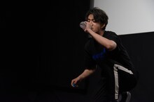 センブリ茶を飲んだあと、水で口直しする松本寛也。
