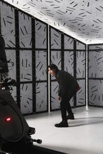 A|X アルマーニ エクスチェンジ×山崎賢人 キャンペーン映像のメイキング写真。