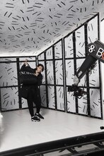 A|X アルマーニ エクスチェンジ×山崎賢人 キャンペーン映像のメイキング写真。