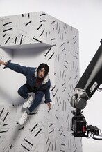 A|X アルマーニ エクスチェンジ×山崎賢人 キャンペーン映像のメイキング写真。