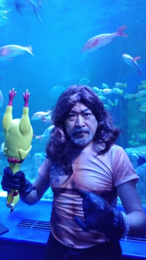 アクアマンに扮する桑野信義。