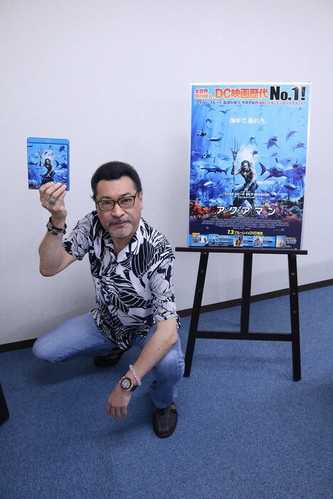 「アクアマン」のBlu-rayをアピールする桑野信義。