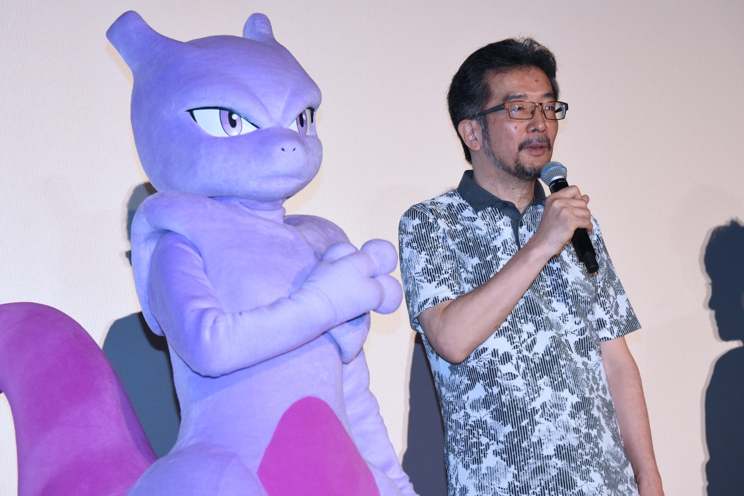 左からミュウツー、湯山邦彦監督。