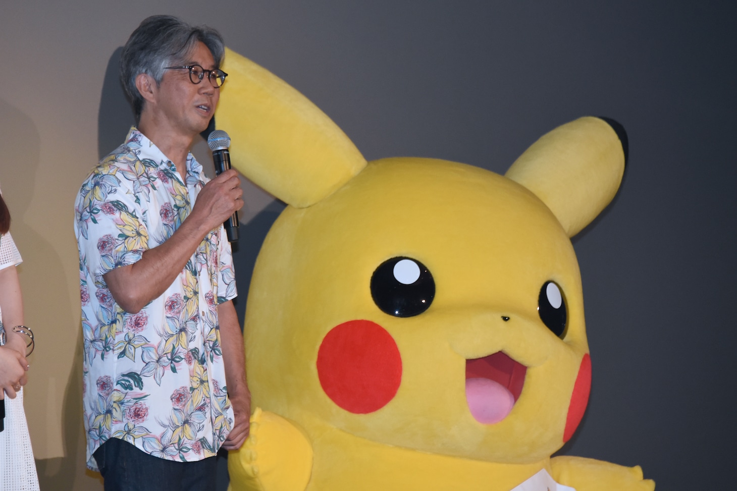左から榊原幹典監督、ピカチュウ。