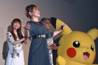 会場を盛り上げる松本梨香（中央）。