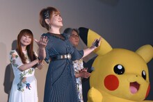 会場を盛り上げる松本梨香（中央）。