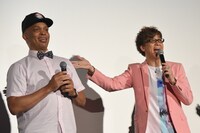 左からレイモンド・ジョンソン、山寺宏一。