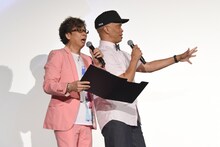 司会を務める山寺宏一（左）とレイモンド・ジョンソン（右）。