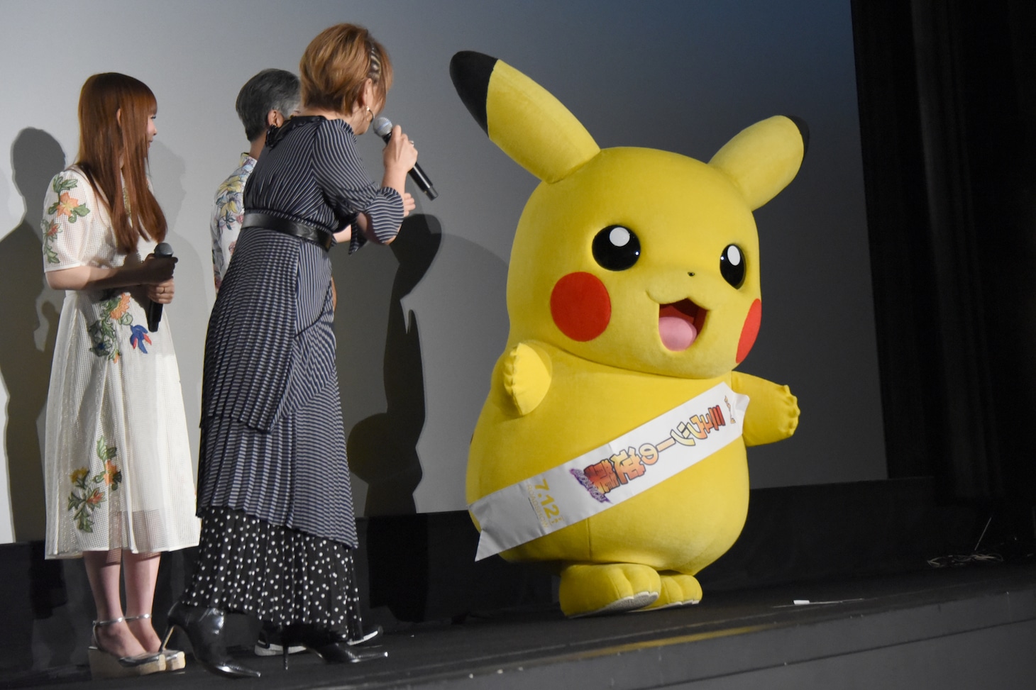松本梨香のフォローに振り返るピカチュウ。