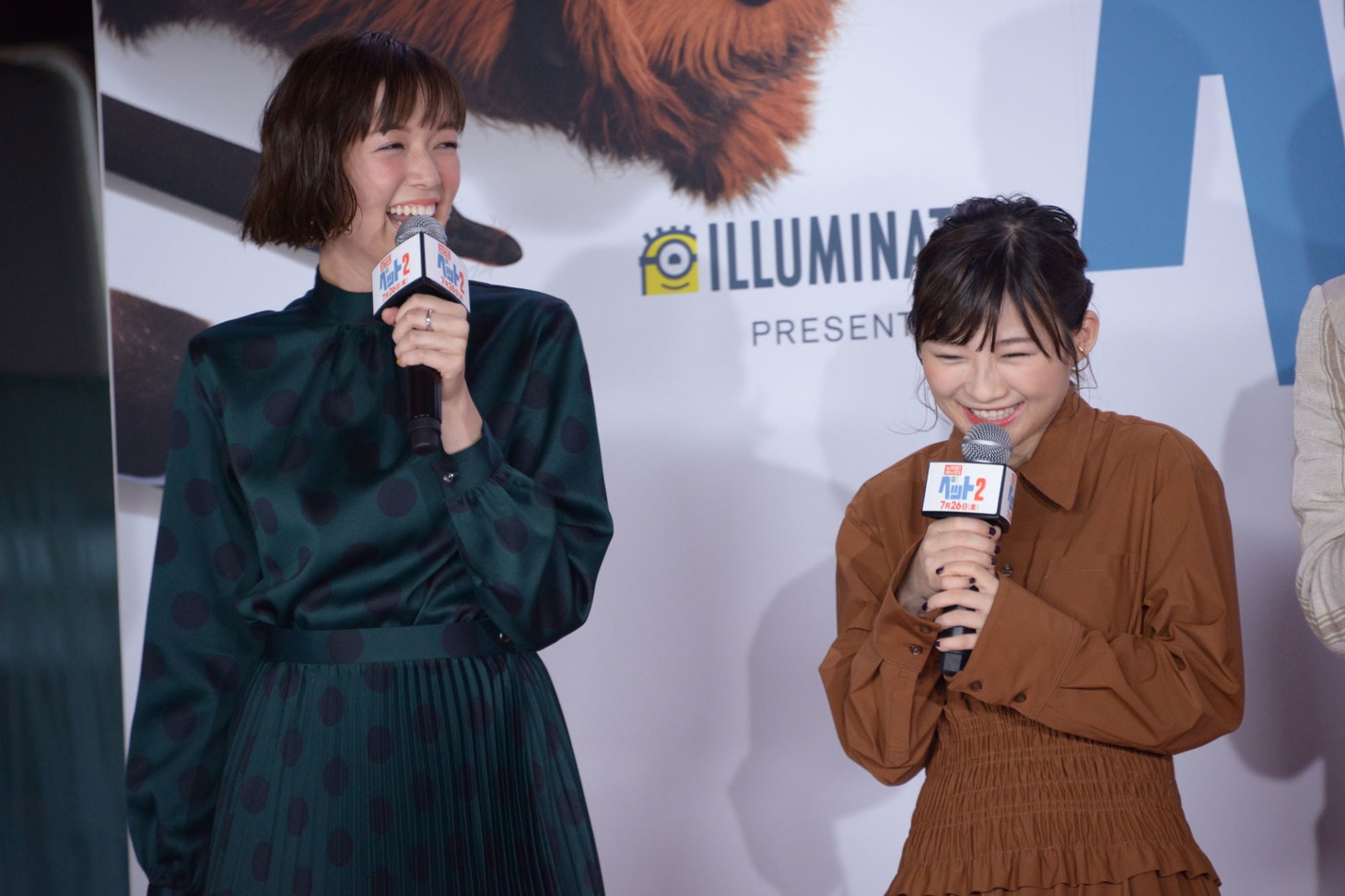 トークショーにて、左から佐藤栞里、伊藤沙莉。