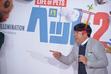 ボールをうまくキャッチして喜ぶ日村勇紀。