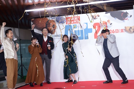 ゲームに成功して喜ぶ登壇者たち。