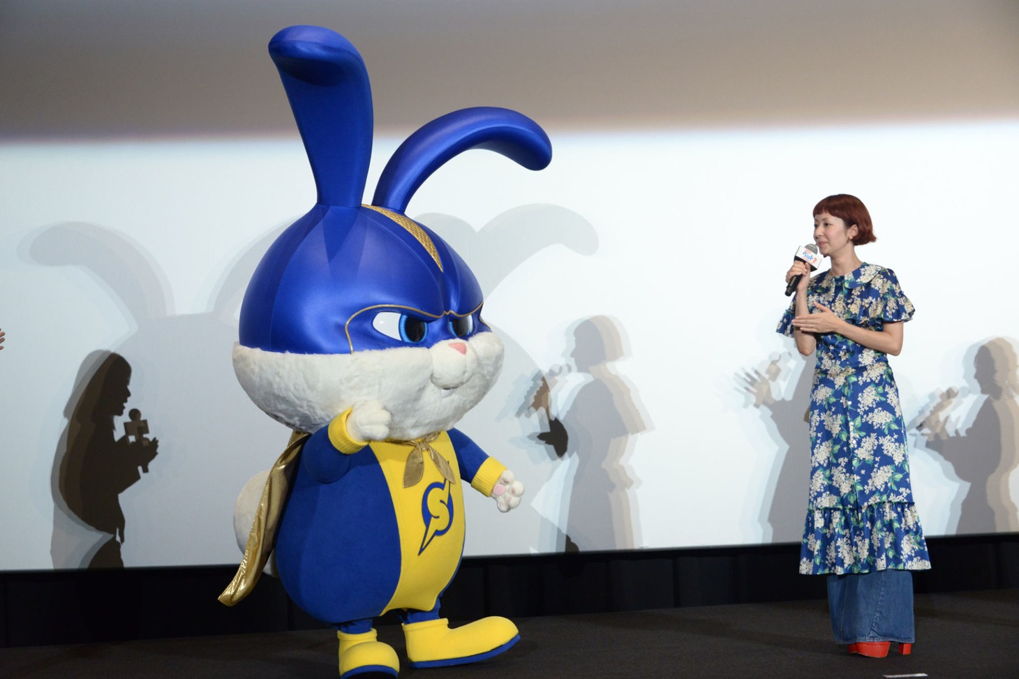 左からキャプテンスノーボール、木村カエラ。