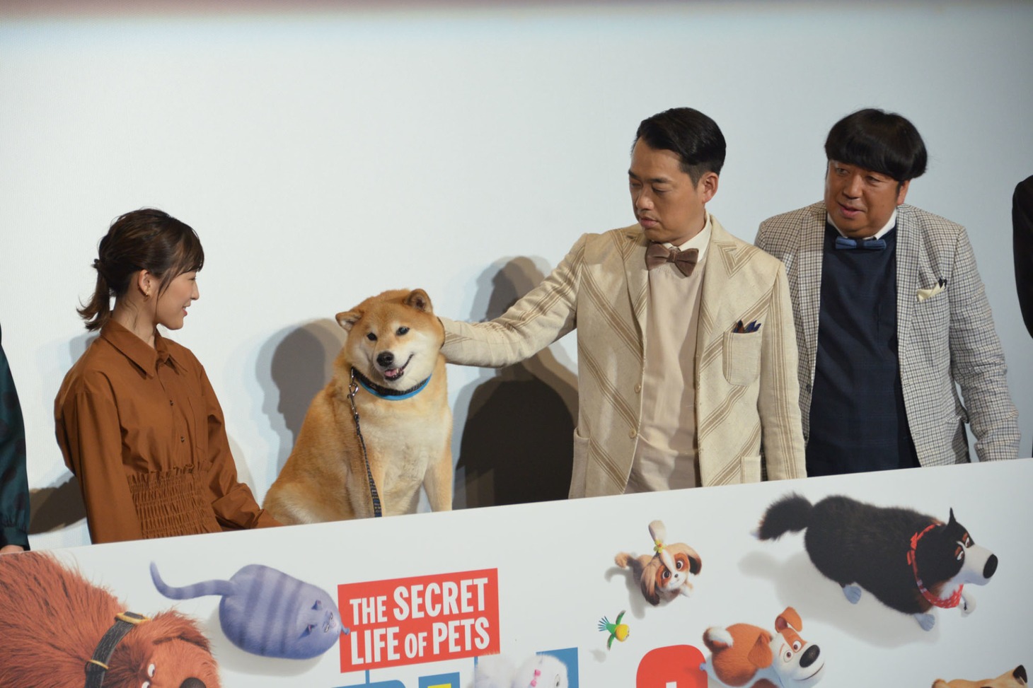 まる（中央左）をなでるバナナマン設楽（中央右）。