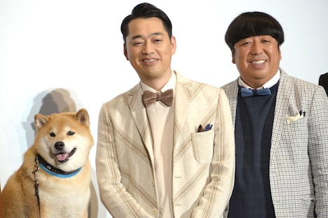 左から柴犬のまる、設楽統、日村勇紀。