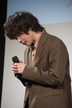 寝ているハムスターのモノマネをする中村倫也。