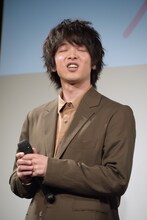 寝起きのハムスターのモノマネをする中村倫也。