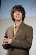 寝起きのハムスターのモノマネをする中村倫也。