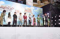 「祝え！」のやり取りをする渡邊圭祐（左端）と岸田タツヤ（右手前）。