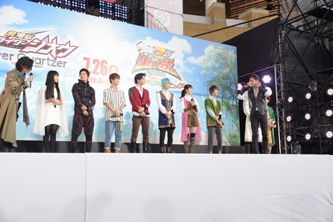 「祝え！」のやり取りをする渡邊圭祐（左端）と岸田タツヤ（右手前）。