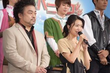 左からパパイヤ鈴木、北原里英。