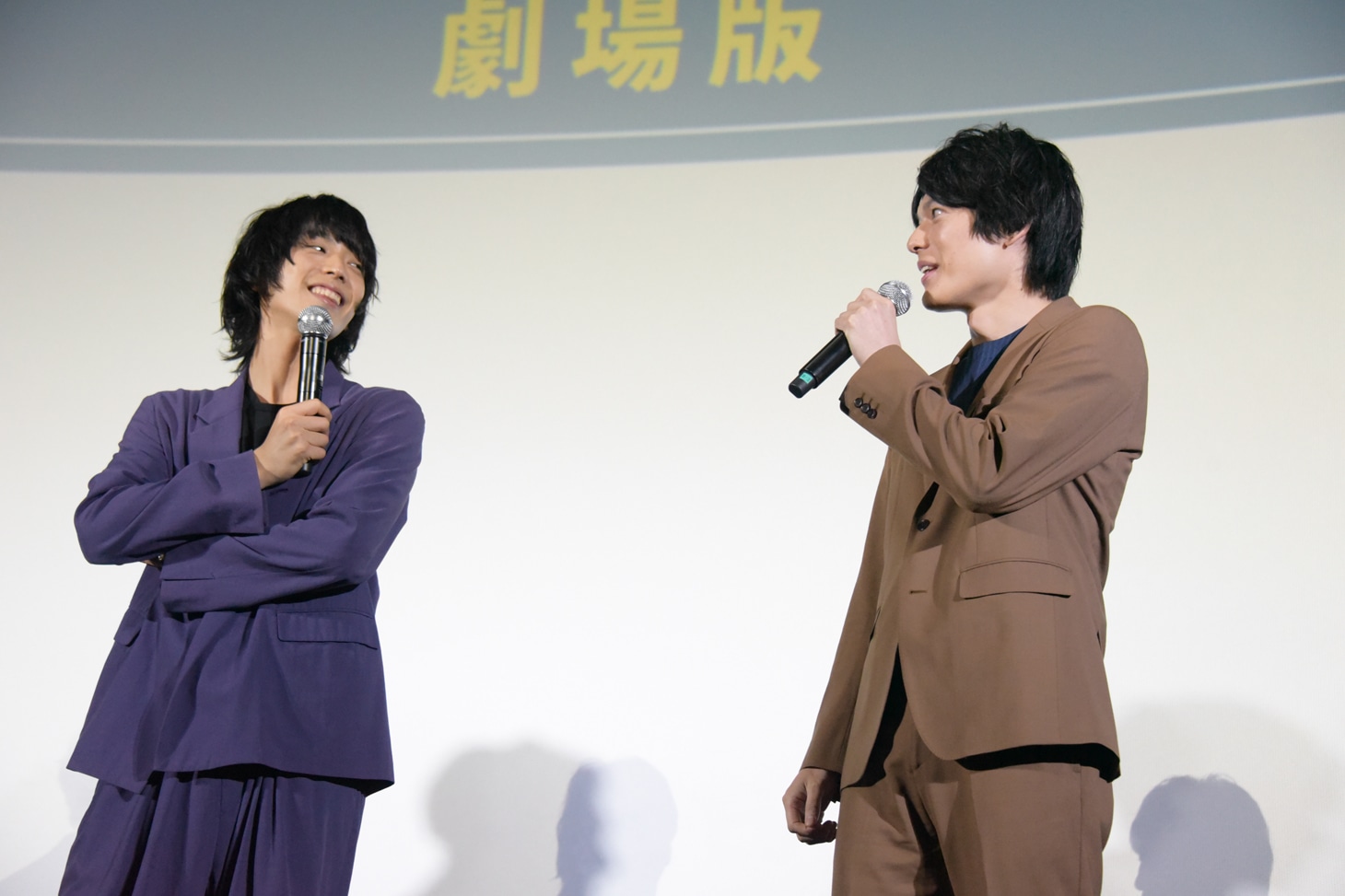 左から黒羽麻璃央、崎山つばさ。
