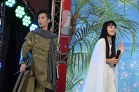 左から渡邊圭祐、大幡しえり。