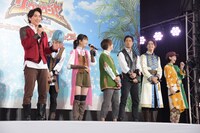 緊張気味に挨拶する一ノ瀬颯（左端）と、見守るキャストたち。