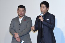 左からケンドーコバヤシ、安田顕。