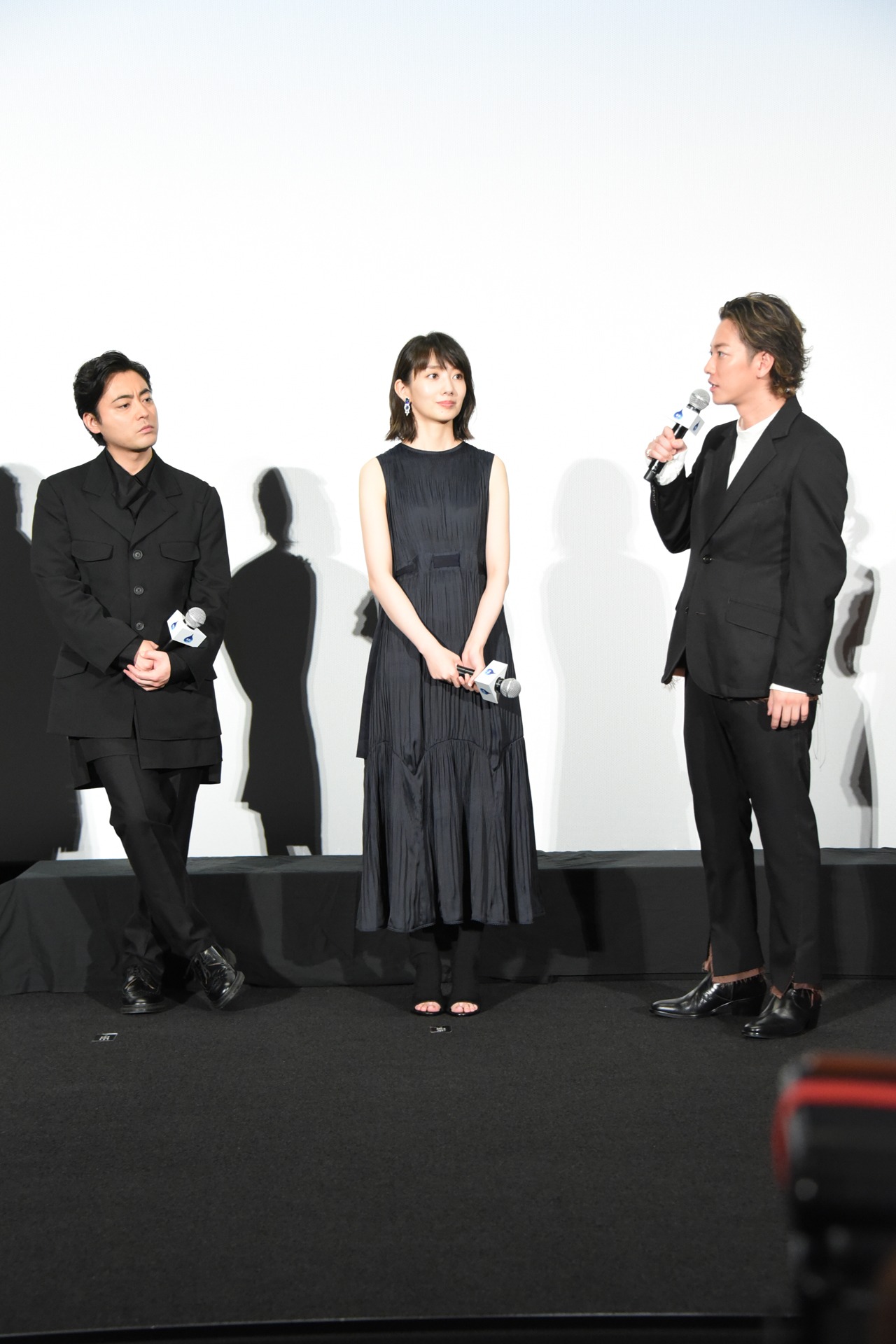 左から山田孝之、波瑠、佐藤健。