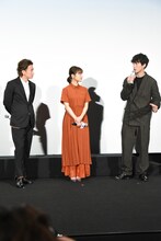 左から佐藤健、有村架純、坂口健太郎。