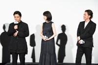 左から山田孝之、波瑠、佐藤健。