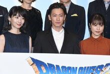 左から波瑠、佐藤健、有村架純。