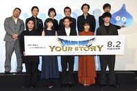 「ドラゴンクエスト ユア・ストーリー」ワールドプレミアのフォトセッションでおどけた表情を見せるケンドーコバヤシ（後列右端）。